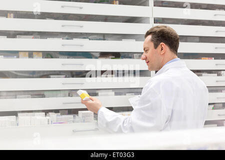 Il farmacista prescrizione di riempimento in farmacia Foto Stock