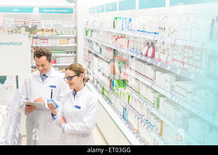 I farmacisti, inventario in farmacia Foto Stock