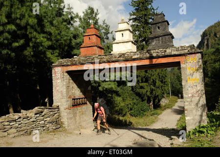 Trekker alla porta d'ingresso del villaggio , Chame , Manang , Gandaki zone , Nepal , Repubblica Democratica Federale del Nepal , Asia meridionale , Asia Foto Stock