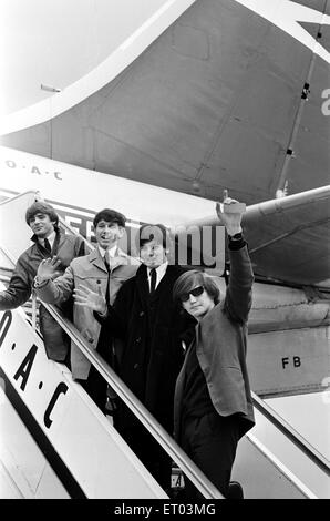 Wayne Fontana con la Mindbenders, salire a bordo di un aereo, XXI Aprile 1965. Foto Stock