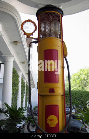 Shell, vecchia pompa benzina vintage a trasferimento manuale, India, Asia Foto Stock