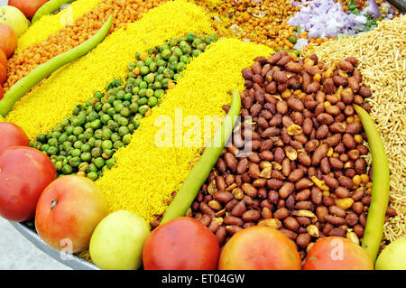 Ingredienti di snack indiano europea bhel sulla strada a Jaipur in Rajasthan in India Foto Stock