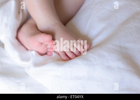 Close up dei piedi da bambino Foto Stock