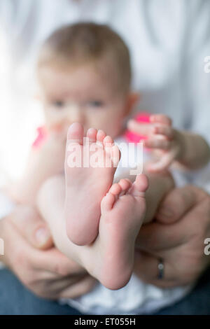 Close up dei piedi da bambino Foto Stock