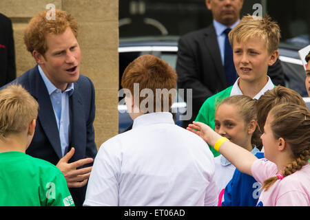 Stadio di Twickenham, Londra, Regno Unito. Decimo Giugno, 2015. S.a.r. il principe Harry è stato affiancato da Inghilterra leggende di rugby Jonny Wilkinson e Greenwood per avviare il tour intorno al Regno Unito del Webb Ellis Cup e in occasione dei cento giorni per andare prima del torneo. Il trofeo verrà guidato in un appositamente configurato Land Rover Defender con autista e da vari rugby luminari, iniziando con la volontà di Greenwood. Credito: Paolo Davey/Alamy Live News Foto Stock