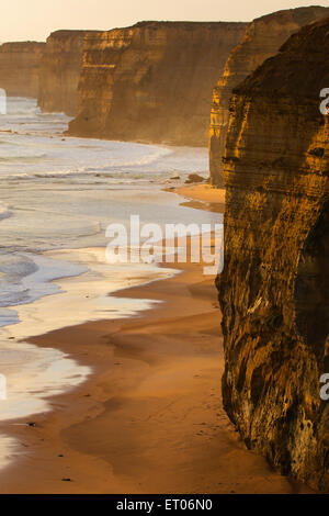 Aspre scogliere di arenaria e una spiaggia di sabbia vicino a Port Campbell, Great Ocean Road, Victoria, Australia Foto Stock