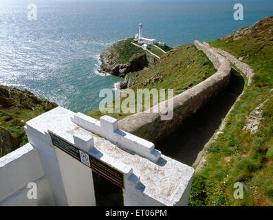 Gateway e percorso di accesso che conduce a sud pila faro su una piccola isola rocciosa nel Mare d'Irlanda W di Holyhead, Anglesey. Foto Stock