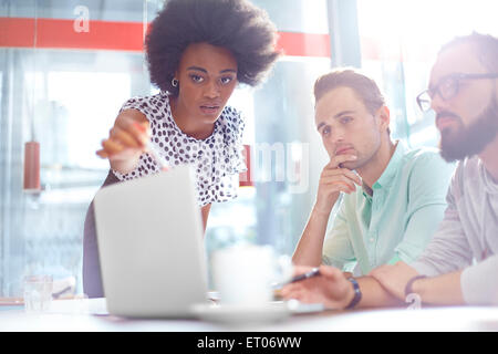 La gente di affari incontro al laptop Foto Stock