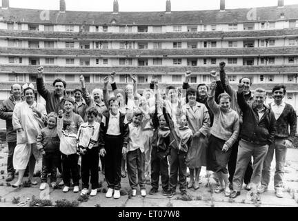 Gerard giardini, un casamento blocco nel centro di Liverpool. Progettato e costruito negli anni Trenta del Novecento dall'architetto Sir Lancelot Keay. 11 Le famiglie dei giardini di Gerard celebrare una vittoria su Liverpool City Council. Un giudice ha dato dei calci a fuori del consiglio applicazione per montaggio passante Foto Stock