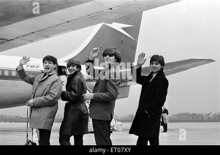 Wayne Fontana con la Mindbenders, salire a bordo di un aereo, XXI Aprile 1965. Foto Stock