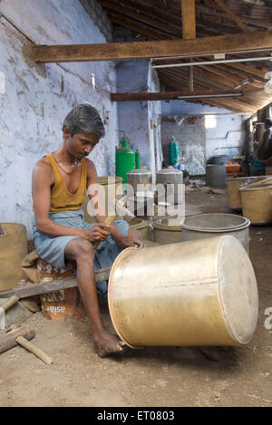 Fabbricazione di utensili di rame nel recipiente industria manifatturiera in metallo Anupparpalayam città ; ; Tirupur Tamil Nadu ; India Foto Stock