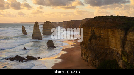 I dodici apostoli, un gruppo di pile di mare lungo il Victoria's Great Ocean Road, Australia Foto Stock