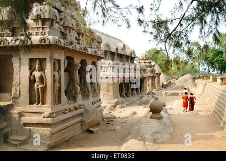 Cinque Rathas Pancha Rathas tempio creato nel VII secolo Mahabalipuram Mamallapuram Tamil Nadu India Foto Stock