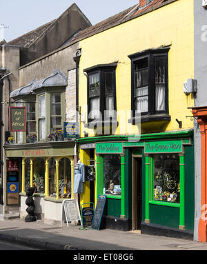 Fila di shop in Glastonbury high street Foto Stock