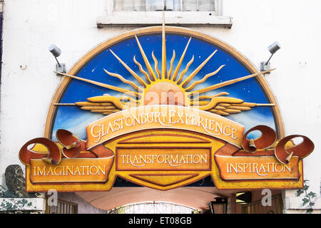 Segno sopra un ingresso a una piccola galleria di negozi off High Street, pubblicità di Glastonbury l esperienza di Glastonbury Foto Stock