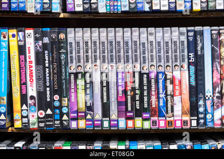 Medico che DVD su una vendita in un mercato in stallo in Dorset Foto Stock