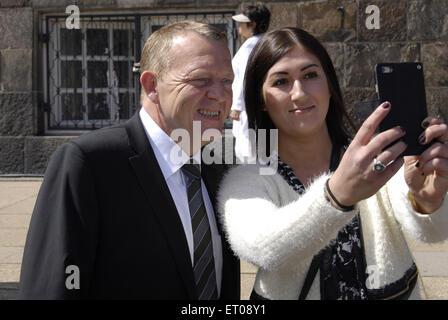 Copenhagen, Danimarca. Decimo Giugno, 2015. Il leader dell opposizione ex primo ministro e presidente del partito liberale danese Lars Lokke Rasmussen per la sua campagna elettorale incontra elettore a Christiansborg Squaretoday Credito: Francesco Dean/Alamy Live News Foto Stock