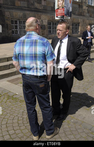 Copenhagen, Danimarca. Decimo Giugno, 2015. Il leader dell opposizione ex primo ministro e presidente del partito liberale danese Lars Lokke Rasmussen per la sua campagna elettorale incontra elettore a Christiansborg Squaretoday Credito: Francesco Dean/Alamy Live News Foto Stock