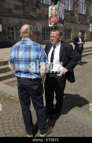 Copenhagen, Danimarca. Decimo Giugno, 2015. Il leader dell opposizione ex primo ministro e presidente del partito liberale danese Lars Lokke Rasmussen per la sua campagna elettorale incontra elettore a Christiansborg Squaretoday Credito: Francesco Dean/Alamy Live News Foto Stock