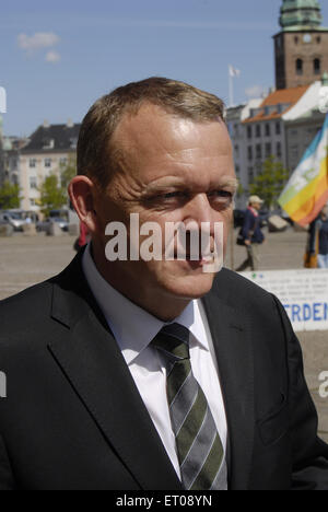 Copenhagen, Danimarca. Decimo Giugno, 2015. Il leader dell opposizione ex primo ministro e presidente del partito liberale danese Lars Lokke Rasmussen per la sua campagna elettorale incontra elettore a Christiansborg Squaretoday Credito: Francesco Dean/Alamy Live News Foto Stock