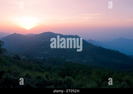 Sun rise sulla Palani Hills a 2133 metri sopra il livello del mare ; Kodaikanal popolarmente noto come Kodai ; Tamil Nadu ; India Foto Stock