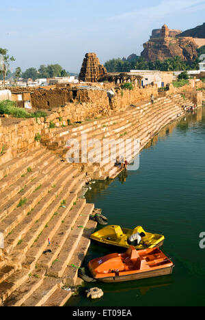 Agastya Lago e Tempio Yellamma VII secolo in Badami ; Karnataka ; India Foto Stock