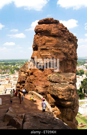 Rosso ruggine rupe di arenaria in sud fort ; Badami ; Karnataka ; India Foto Stock