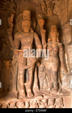 Signore Shiva con la sua consorte Parvati scultura in una grotta in Badami ; Karnataka ; India Foto Stock