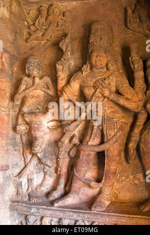 Signore Shiva con Rishaba scultura in una grotta in Badami ; Karnataka ; India Foto Stock