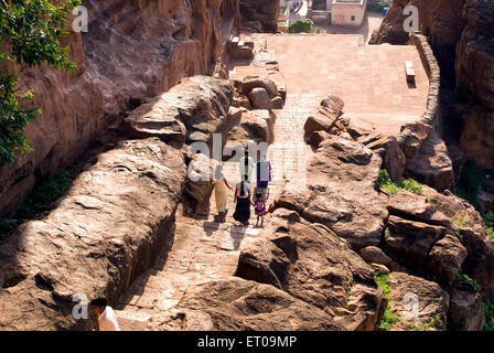 Vista la discesa Badami grotta templi guardando ad ovest della città di seguito ; Badami ; Karnataka ; India Foto Stock