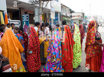 Banjara nomade tribù donne in colorati saris, donne tribali di Lambadi, Laman, Banjari, Vanjari, mercato Bijapur, Karnataka, India, asia Foto Stock