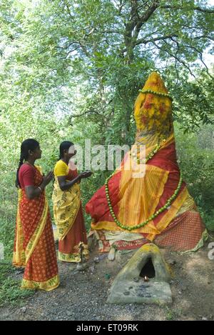 Le donne in adorazione snake ; Putru o bianco ant hill vicino Adoor ; Tamil Nadu ; India Foto Stock