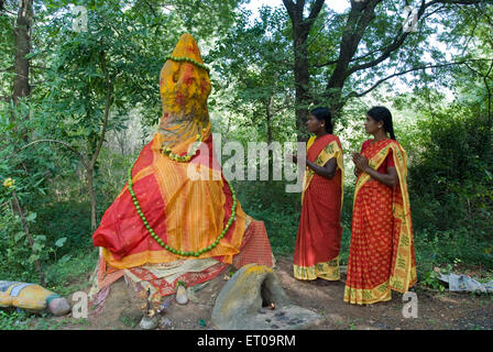 Le donne adorano Dio serpente ; Nag Panchami festival , Naga Panchami festival , Putru o bianco ant hill vicino Adoor ; Tamil Nadu ; India Foto Stock