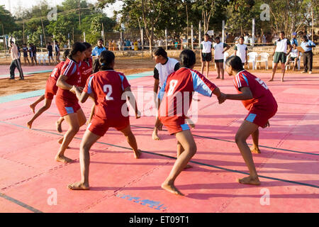 Ragazze giocando Kabaddi gioco di Coimbatore ; Tamil Nadu ; India Foto Stock