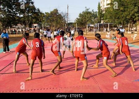 Ragazze che giocano a Kabaddi ; contatto sport di squadra ; Coimbatore ; Tamil Nadu ; India ; Asia Foto Stock