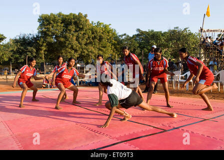 Ragazze giocando Kabaddi gioco di Coimbatore ; Tamil Nadu ; India Foto Stock