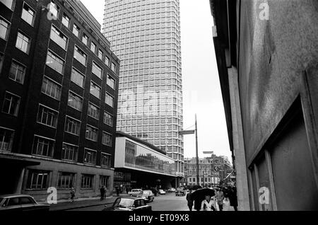 Punto centrale, 101-103 New Oxford Street, Cambridge Circus, Londra, 4 maggio 1967. Foto Stock