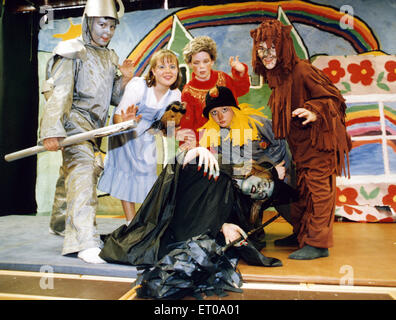 Scena del Wizard of Oz, presentato da alunni di san Giuseppe la scuola primaria, Billingham. Guardando la Strega Malvagia (Kelly Harbron) die sono uomo di stagno (Steven Cole) Dorothy (Paula Splevin) Wizard (Jaime Bates) uomo di paglia (Mark legno) e Lion (Daniel I'Anson). Il 7 dicembre 1993. Foto Stock