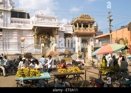 Tempio Jain e il bazaar a Bijapur ; Karnataka ; India Foto Stock