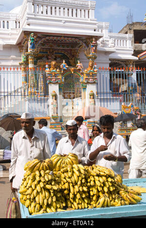 Tempio Jain e il bazaar a Bijapur ; Karnataka ; India Foto Stock