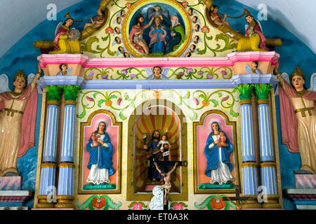 Altare ; St. Mary's Marth Mariam foranei chiesa costruita nel 105 A.D.in Kuravilangad situato nel distretto di Kottayam del Kerala ; India Foto Stock