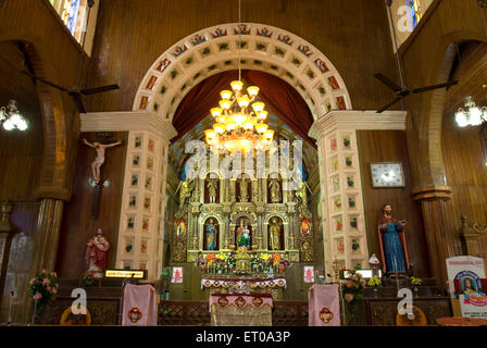 Altare ; St. Mary's Marth Mariam foranei chiesa costruita nel 105 A.D.in Kuravilangad situato nel distretto di Kottayam del Kerala ; India Foto Stock