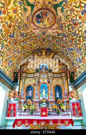 Alta e murales ; St. Mary's Marth Mariam foranei chiesa costruita 105 A.D.in Kuravilangad trova Kottayam Kerala Foto Stock