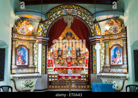 Altare ; St. Mary's Marth Mariam foranei chiesa costruita nel 105 A.D.in Kuravilangad situato nel distretto di Kottayam del Kerala ; India Foto Stock