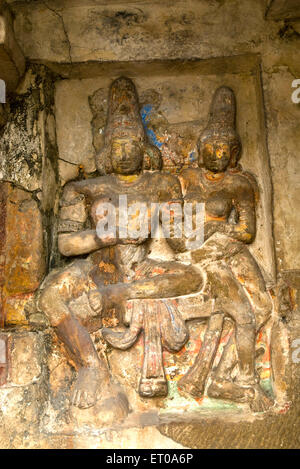 Siva e Parvathi statua ; Kailasanatha temple di arenarie re Pallava Narasimhavarman figlio Mahendra Kanchipuram ; Tamil Nadu Foto Stock