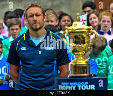 Twickenham, Londra, Regno Unito. Decimo Giugno, 2015. Jonny Wilkinson, a Twickenham per celebrare i 100 giorni finché il kick-off, e lancia il Webb Ellis Trophy Tour di Inghilterra, Twickenham, UK Credit: Jules annan/Alamy Live News Foto Stock