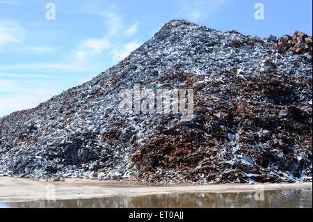 Gran mucchio di rottami di metallo, in attesa di essere esportati. Foto Stock