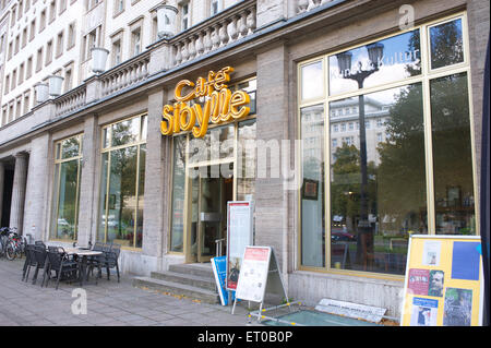 Café Sibylle su Karl Marx Allee Berlino Est, Germania. Cafe Sibylle è stato uno dei primi caffè su Karl-Marx-Allee. Questo pittoresco Foto Stock