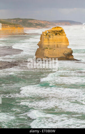 Pile di mare in mare mosso lungo la Great Ocean Road, Victoria, Australia Foto Stock