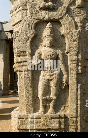 Per matrimoni o Kalyana Mantapa con scolpito pilastri monolitici in tempio Veerabhadra Lepakshi Foto Stock